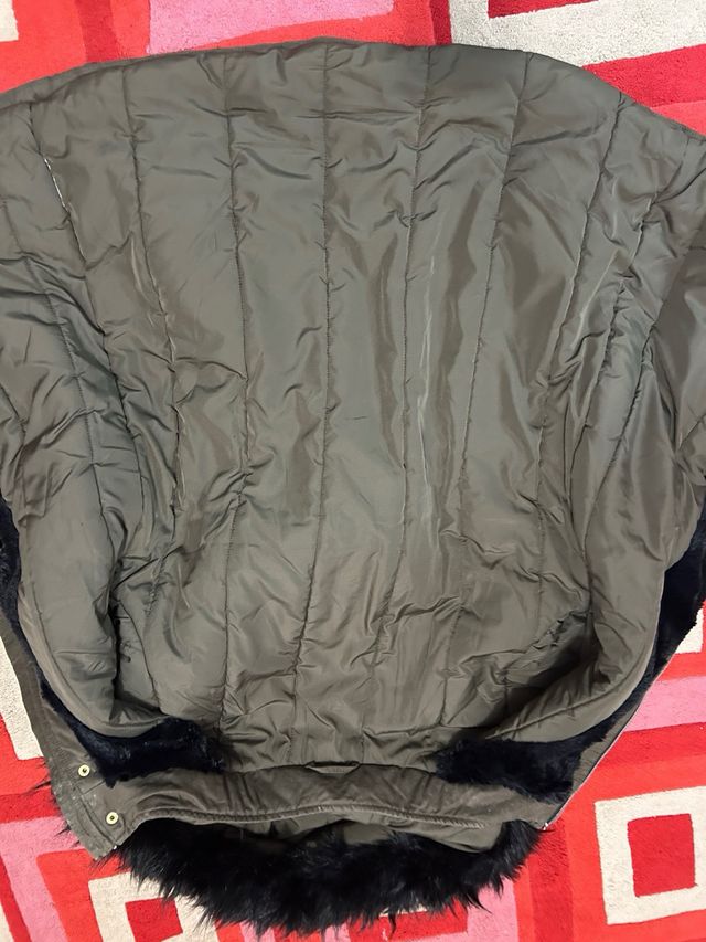 Abrigo verde con capucha y pelo