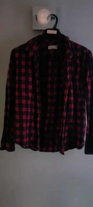 Camisa a cuadros roja y negra