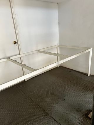 Estructura de mesa metálica blanca