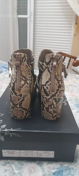 Botín tacón estampado serpiente talla 39