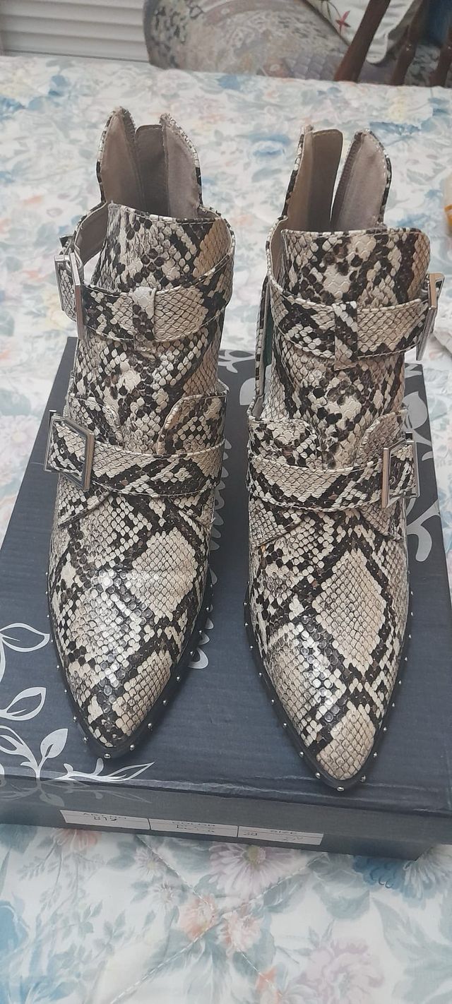 Botín tacón estampado serpiente talla 39