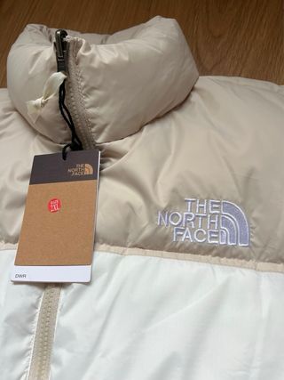 The North Face Chaqueta Puffer Beige y Blanca
