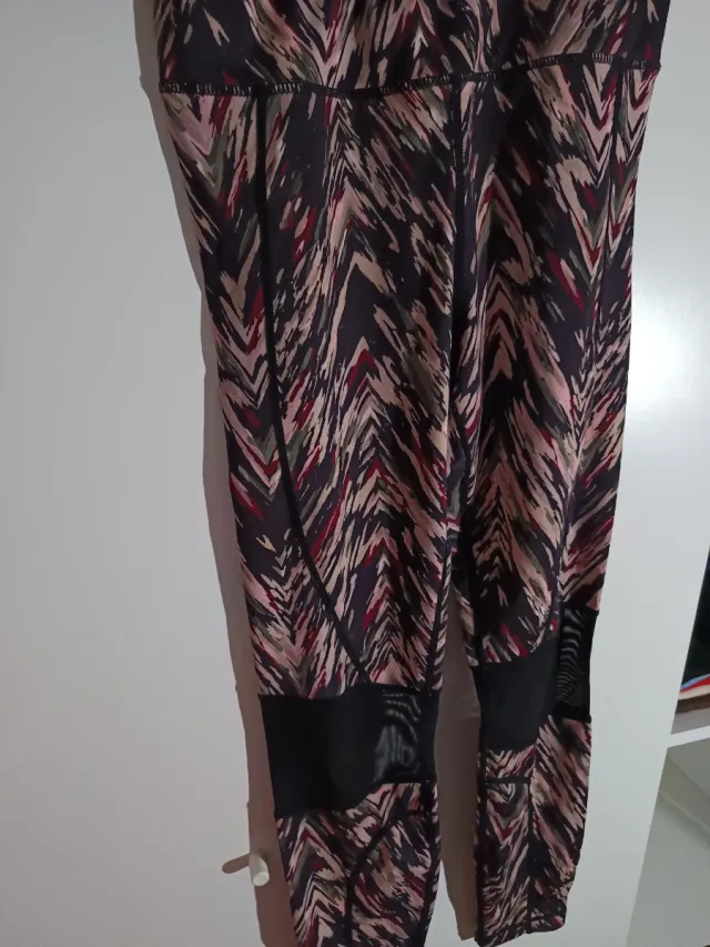 Mallas deportivas estampadas con detalles de malla