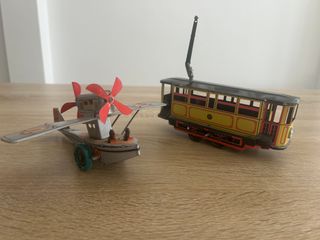 Giocattoli di latta antichi per aereo e tram