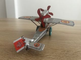 Giocattoli di latta antichi per aereo e tram