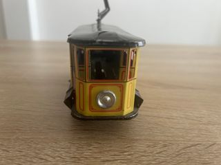 Giocattoli di latta antichi per aereo e tram