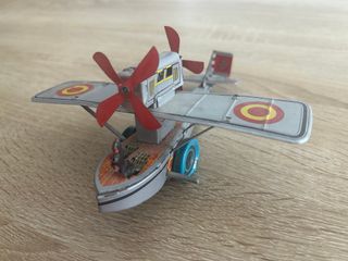 Giocattoli di latta antichi per aereo e tram