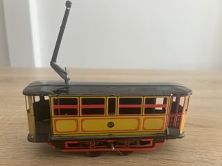 Giocattoli di latta antichi per aereo e tram