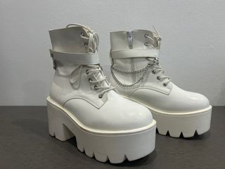 Botas blancas plataforma con cadena