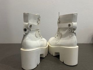 Botas blancas plataforma con cadena