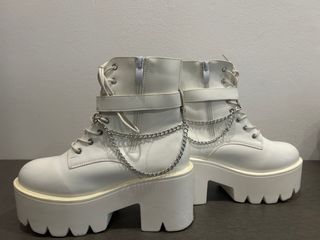 Botas blancas plataforma con cadena