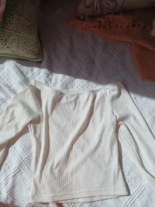 Top blanco de manga larga, detalle delantero 