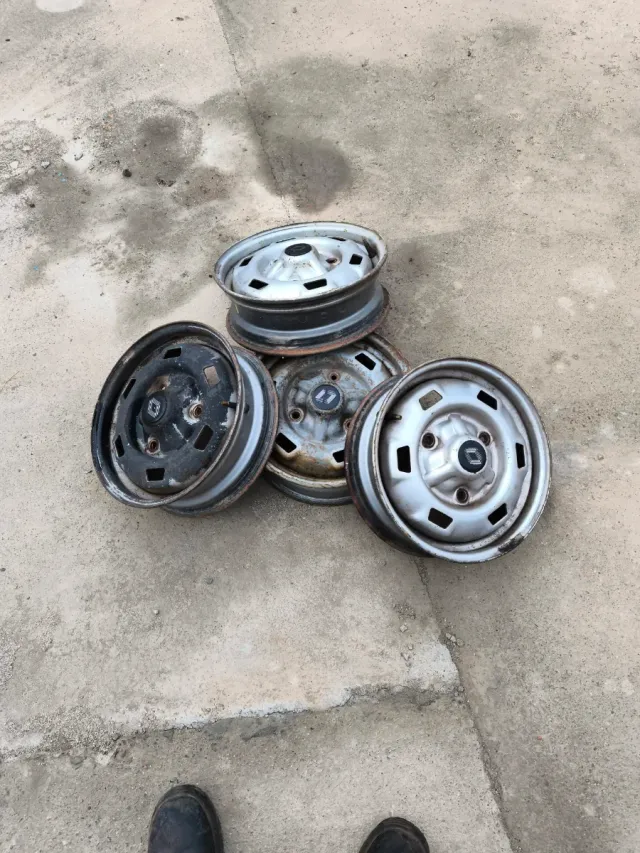 Llantas Renault 4,5,6,7.
       (4 unidades)