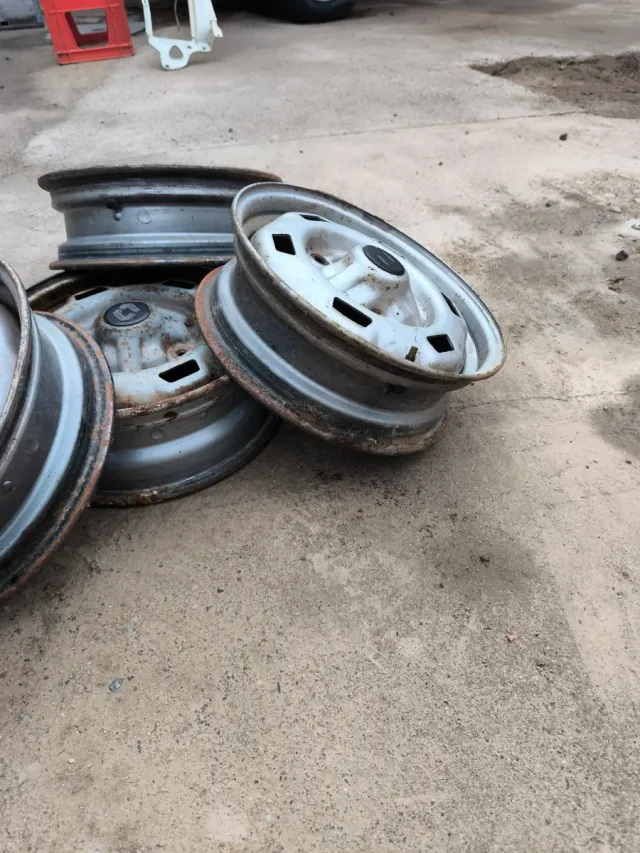 Llantas Renault 4,5,6,7.
       (4 unidades)