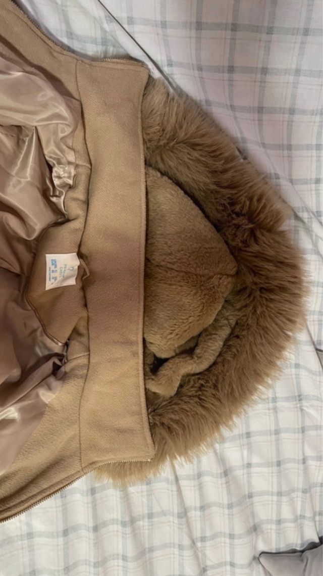 Abrigo marrón con capucha de pelo