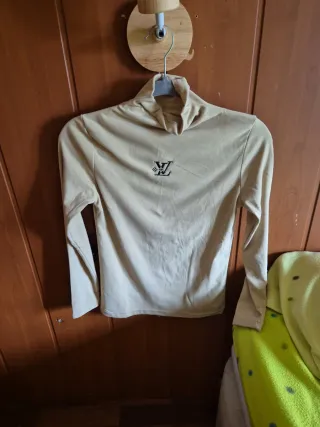 Jersey Louis Vuitton cuello alto beige
Cada uno 5€
