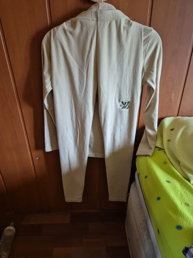 Jersey Louis Vuitton cuello alto beige Cada uno 5€