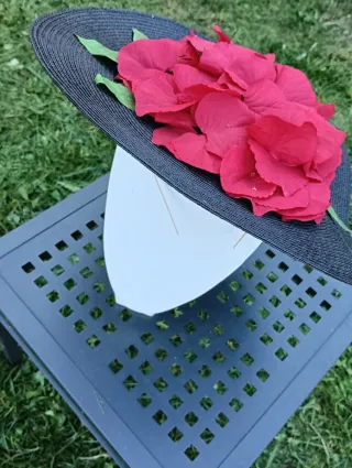 Tocado negro con flores rojas y diadema 