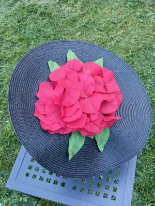 Tocado negro con flores rojas y diadema 