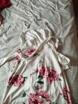 Vestido blanco con flores rosas