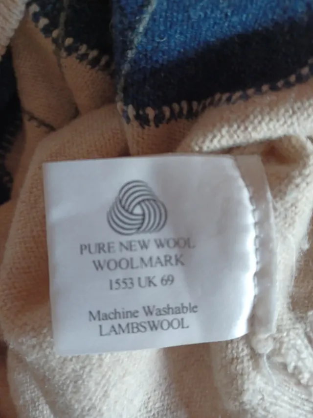 Jersey de rombos beige y azul.