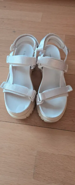 Sandalias plataforma beige Stradivarius