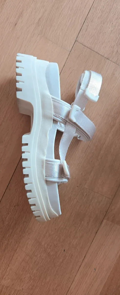 Sandalias plataforma beige Stradivarius