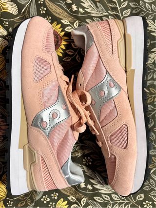 Zapatillas Saucony rosa y plata con etiqueta 