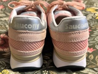 Zapatillas Saucony rosa y plata con etiqueta 