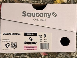 Zapatillas Saucony rosa y plata con etiqueta 