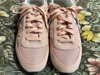 Zapatillas Saucony rosa y plata con etiqueta 