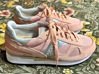 Zapatillas Saucony rosa y plata con etiqueta 