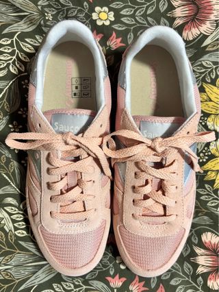 Zapatillas Saucony rosa y plata con etiqueta 