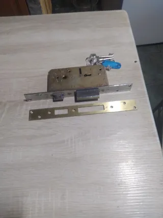 Cerradura de embutir con llaves