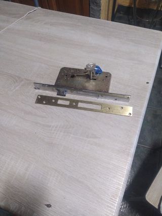 Cerradura de embutir con llaves