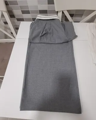 Pantalón de vestir Stradivarius gris