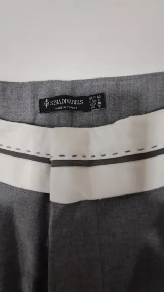 Pantalón de vestir Stradivarius gris