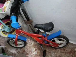 Bicicleta infantil roja y azul
Y Rosa de Pepa Pig

