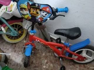 Bicicleta infantil roja y azul
Y Rosa de Pepa Pig
