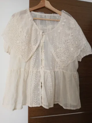 Blusa de encaje blanca y beige