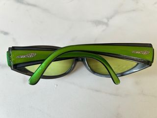 Gafas de sol Arnette negras y amarillas