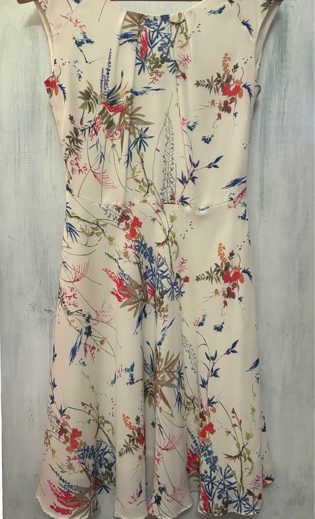 Vestido cóctel ligero estampado floral.