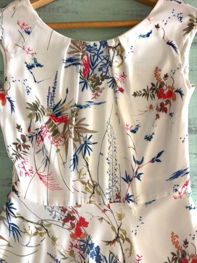 Vestido cóctel ligero estampado floral.