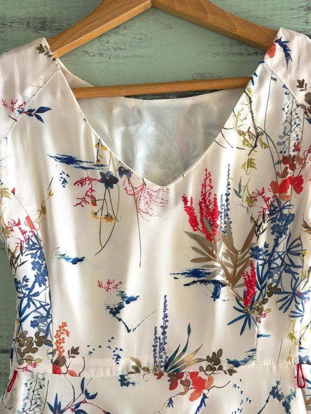 Vestido cóctel ligero estampado floral.