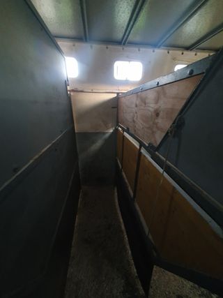 Caja de caballo de metal