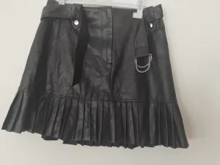 Falda Nifalda negra con cinturón y plisado