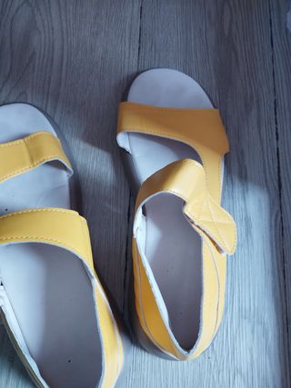 Sandalias amarillas mujer