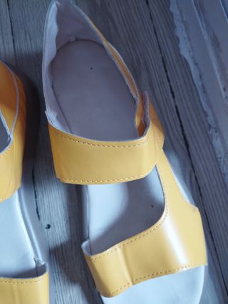 Sandalias amarillas mujer