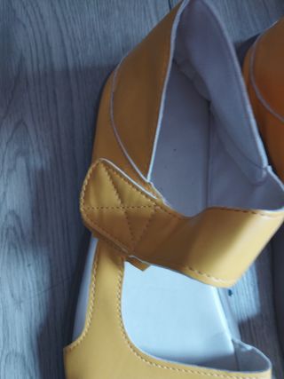Sandalias amarillas mujer