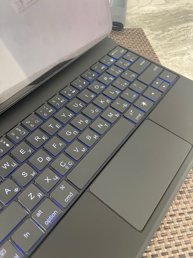 Funda Teclado iPad Pro 13 M4 2024 Retroiluminada 